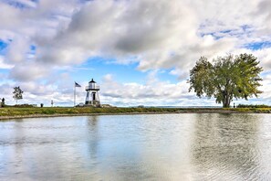 Walk to Lake Erie + Port Clinton Lighthouse