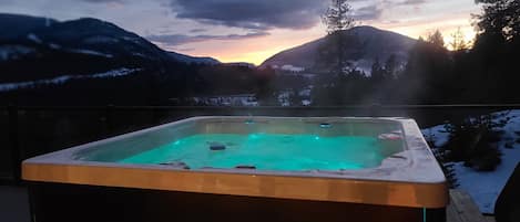 Come soak in this incredible hot tub while you gaze  at the beautiful scenery