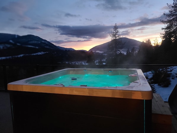 Come soak in this incredible hot tub while you gaze  at the beautiful scenery