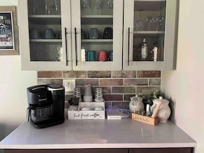 Drink station for brewing coffee or mixing cocktails! ☕️The Keurig brews a whole pot or just single cups. Plus to-go cups for when you need to hit the road!