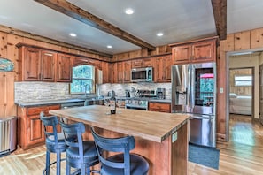 Kitchen | Central A/C | ~14 Mi to Yosemite National Park