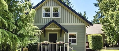 Welcome to Fairwinds Cottage, Nestled amongst the trees, situated in Parksville.