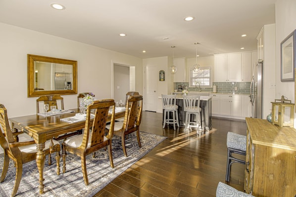 Searenity offers a light and airy dining and kitchen area.