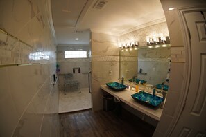Master Bath Double Vanity - BlueTooth Speaker - Touch Screen Power Mirror