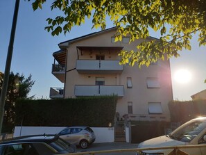 Himmel, Auto, Gebäude, Eigentum, Licht, Fahrzeug, Rad, Kraftfahrzeug