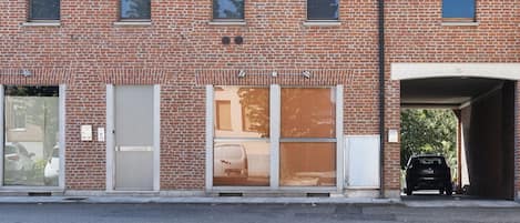 Window, Plant, Building, Wood, Brickwork, Door, Brick, Residential Area, Facade, Automotive Exterior