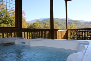 Enjoy excellent mountain views while in the Hot Tub. 