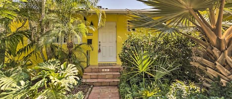 West Palm Beach Vacation Rental | 1BR | 1BA | 720 Sq Ft | 3 Exterior Stairs