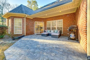 Patio | Gas Grill | Seating
