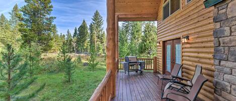 Private Deck | ~40 Mi to Yellowstone | Electric Heating