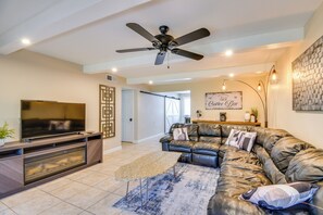 Living Room | Central A/C | Free WiFi | Smart TV