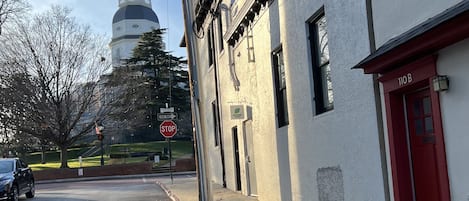 Steps from the Maryland state house