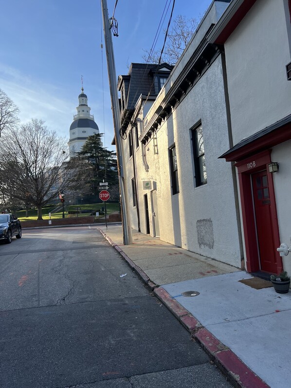 Steps from the Maryland state house