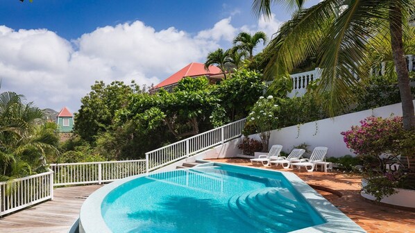 Pool & Terrace: Common swimming pool with deckchairs on the terrace overlooking the port of Gustavia