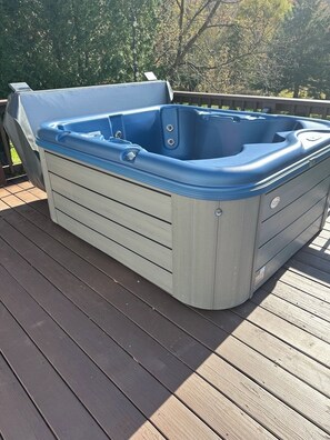 5-person hot tub