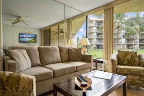 Living room - Living room with Ceiling fan and AC