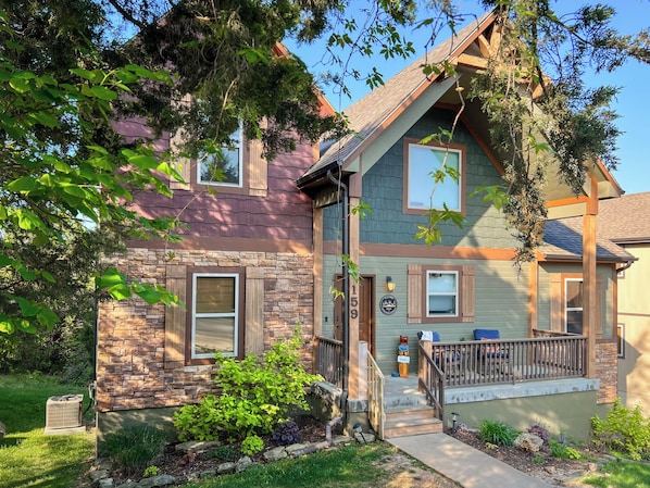 Welcome to Deep Forest Retreat—a charming and inviting getaway tucked into nature's beauty.