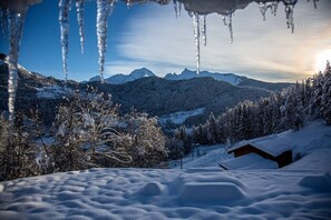 Terrasse avec son braséro XXL vue sur la chaîne des Aravis