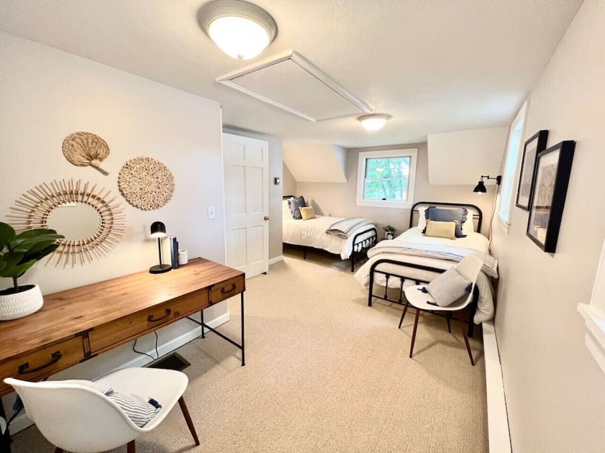 Beautiful 4 BR/2.5 BA LAKE HOUSE – Sleeps 12