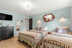 First floor bedroom 45" flat screen TV, Queen and twin beds