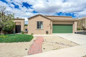 Centrally located by White Sands NP, the Organ Mountains and Mesilla Valley.