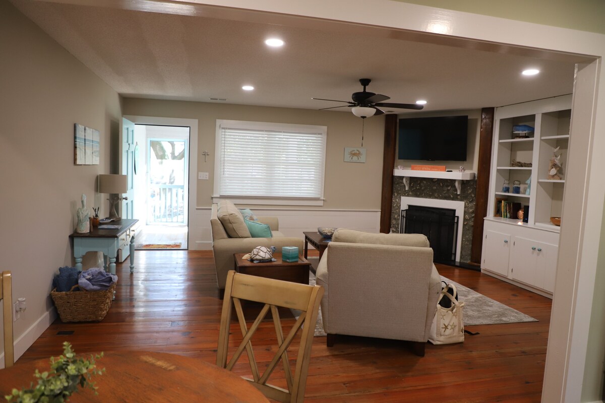 Quaint duplex minutes from golf, restaurants, and the beach!