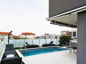 Pool mit Liegebereich