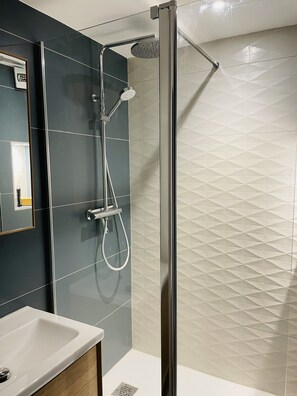 Das neue Badezimmer mit großer Dusche