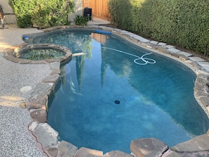 Sparkling pool (w/child safety fence). Note: hot tub does not work
