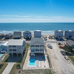 Ideal location near 11th Place Beach Access