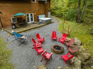 Spacious backyard. Your choice-fire pit,  roast s'mores, hot tub, hammock.....