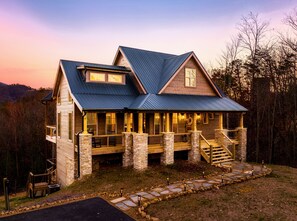 Parks Lodge is a Modern Luxury 4 Bedroom 4 Bathroom cabin near Gatlinburg and Pigeon Forge Tennessee