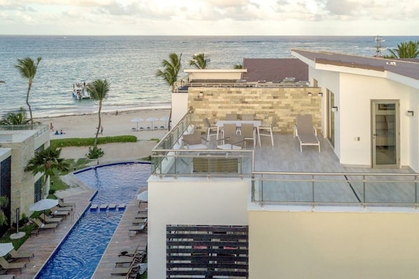 Enjoy your private deck, equipped with a free BBQ grill, with an amazing view of the ocean