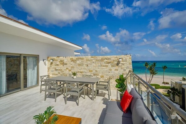 Enjoy your private deck, equipped with a free BBQ grill, with an amazing view of the ocean