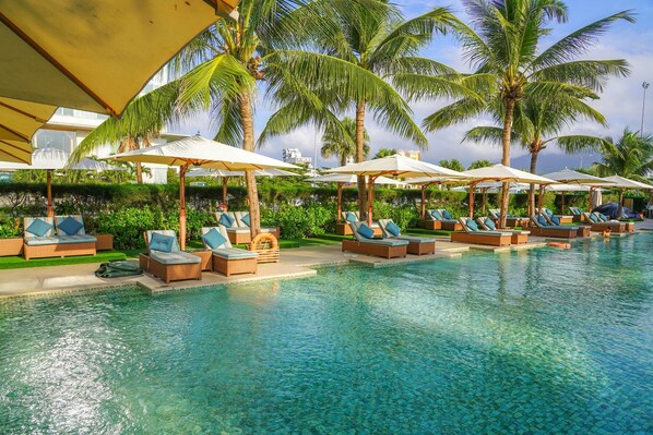 Indoor/outdoor pool