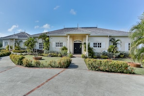 Main Villa with adjacent 1 bedroom cottage