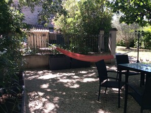 Terrasse 2: Esstisch und Hängematte im Schatten der Platane