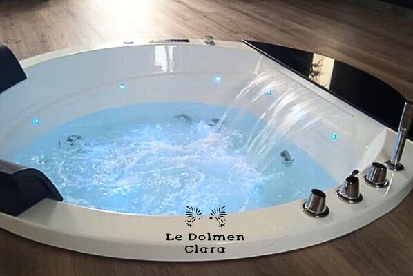 Indoor spa tub