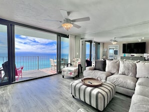 Open Plan Takes Advantage of View