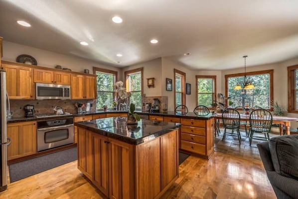 Spacious kitchen great for entertaining