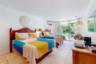 Ground-floor zen studio - ocean-view lanai, AC, steps to beachside pool/hot tub
