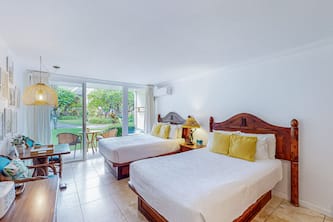 Ground-floor zen studio with garden-view lanai, AC, beachside pool/hot tub