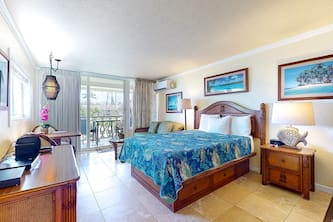 Top-floor corner unit - amazing ocean views - steps to beachside pool & hot tub