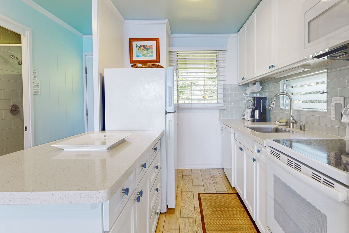 Oceanfront second-floor condo – amazing ocean views, pool, walk to restaurants