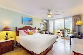 Oceanfront condo - ocean-view lanai - steps to beachside pool & hot tub