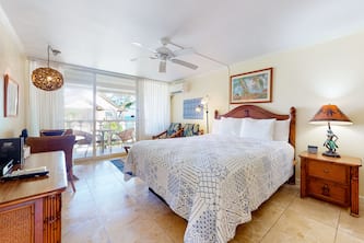 Top-floor beach condo - ocean & sunrise views - steps to beachside pool/hot tub