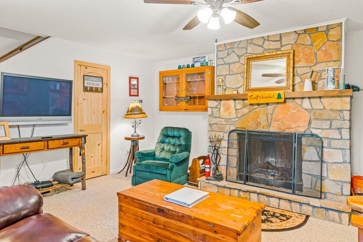 Serene getaway with fireplace, grill, kayaks & washer/dryer
