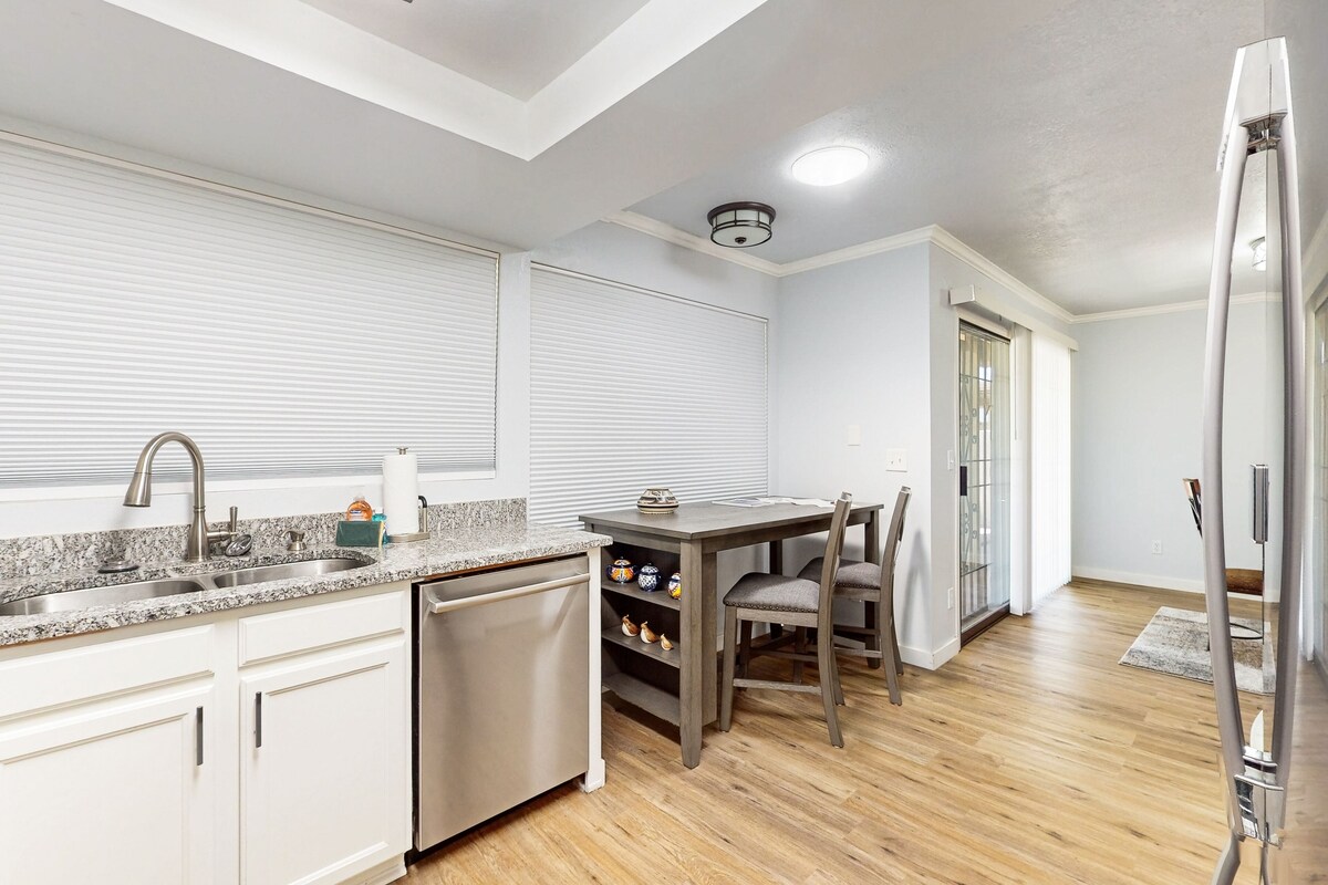 Single-level retreat with a washer/dryer, central AC, & pool access