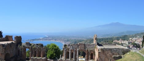 Teatro antico di Taormina  con l' ampio panorama del Etna  .Mare , Sole, e Fuoco