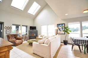 Relax in the living room under skylights, whale watching out the windows, enjoying the smart TV, or basking in the heat of the gas fireplace.